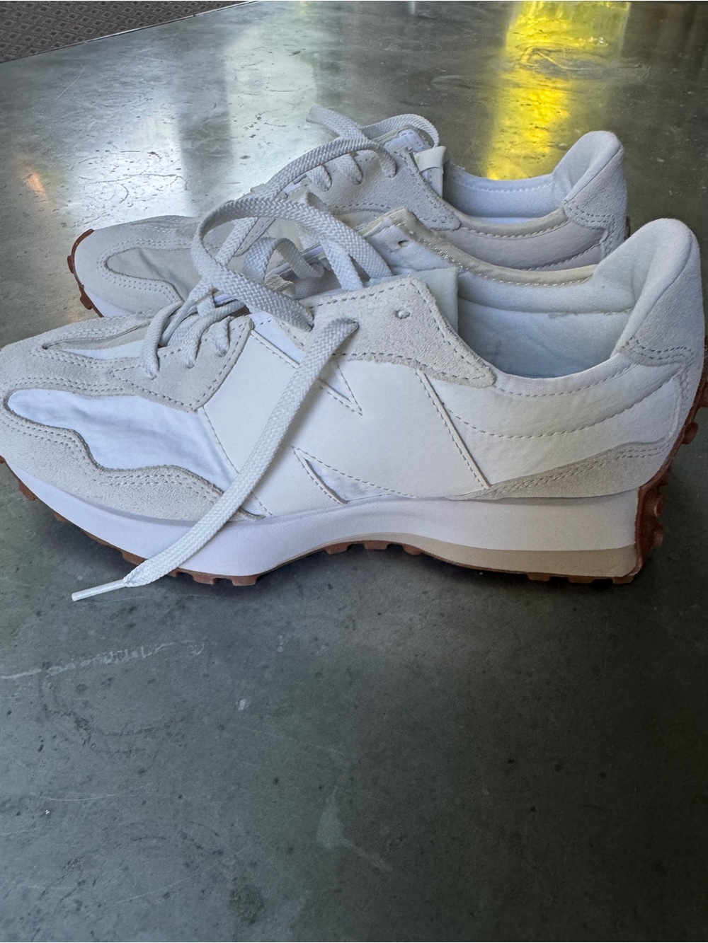 New Balance 327 Women’s Brand New 8.5
Cream/white - Picture 4 of 7